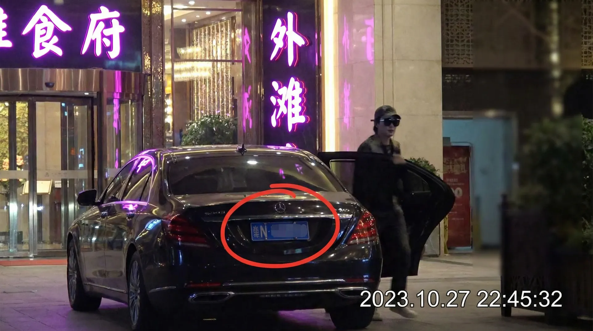 91官网 - 豪车餐厅外被拍